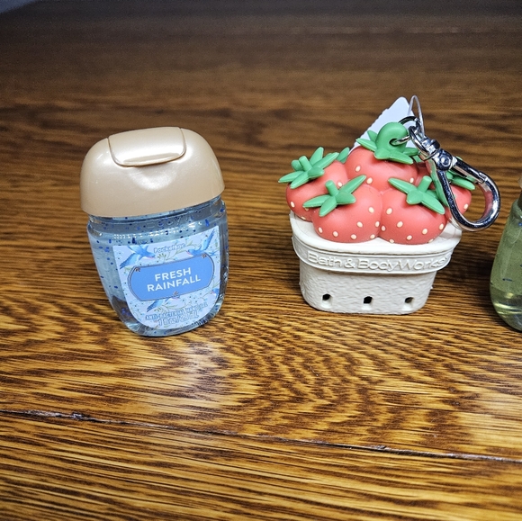 Bath & Body Works Strawberry Basket Holder And Gels NWT - Picture 3 of 6